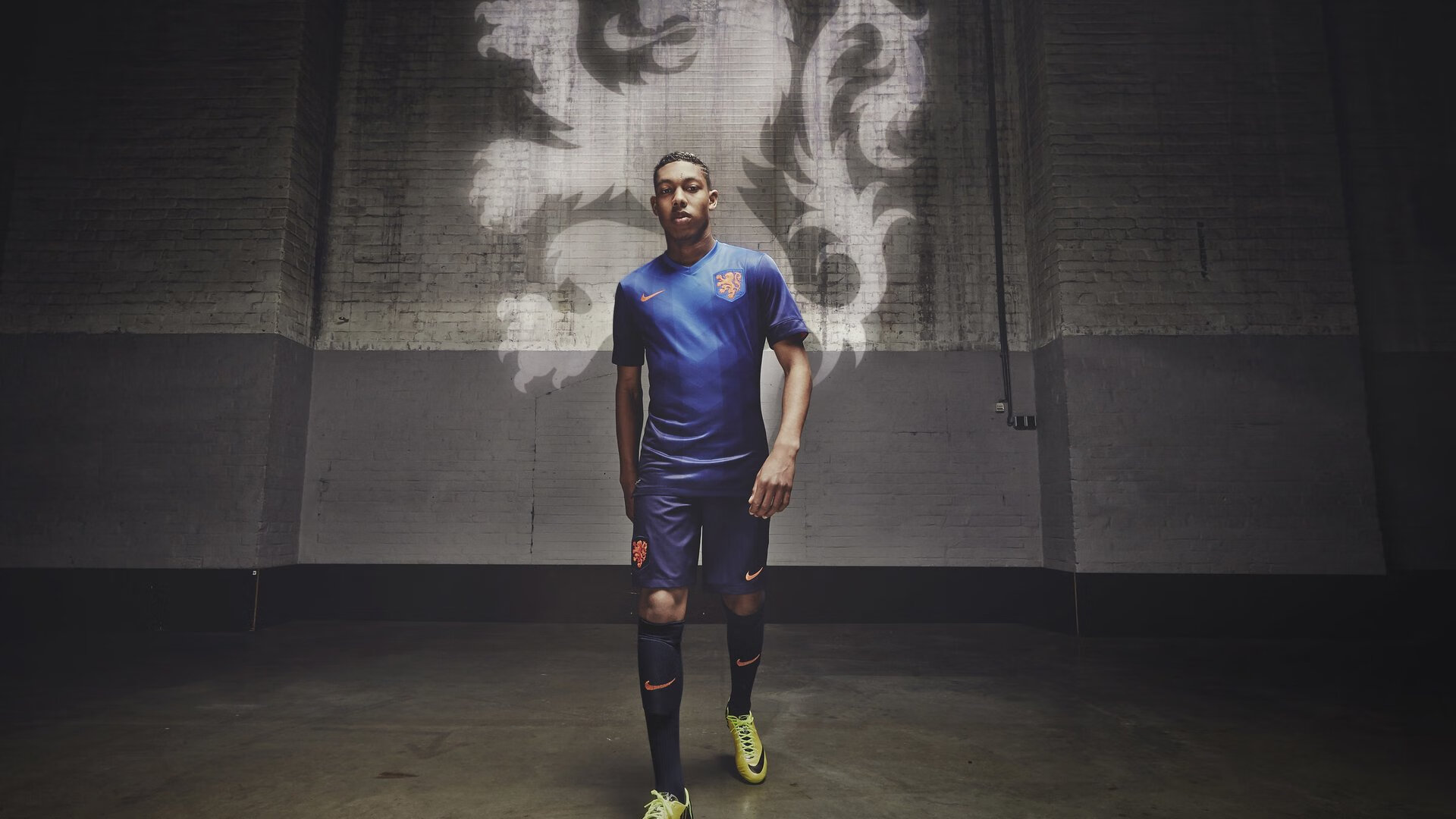 开云体育直播-绿茵场上的双重奏，伊拉克险胜英格兰的战术启示与巴雷拉的欧冠封神之夜