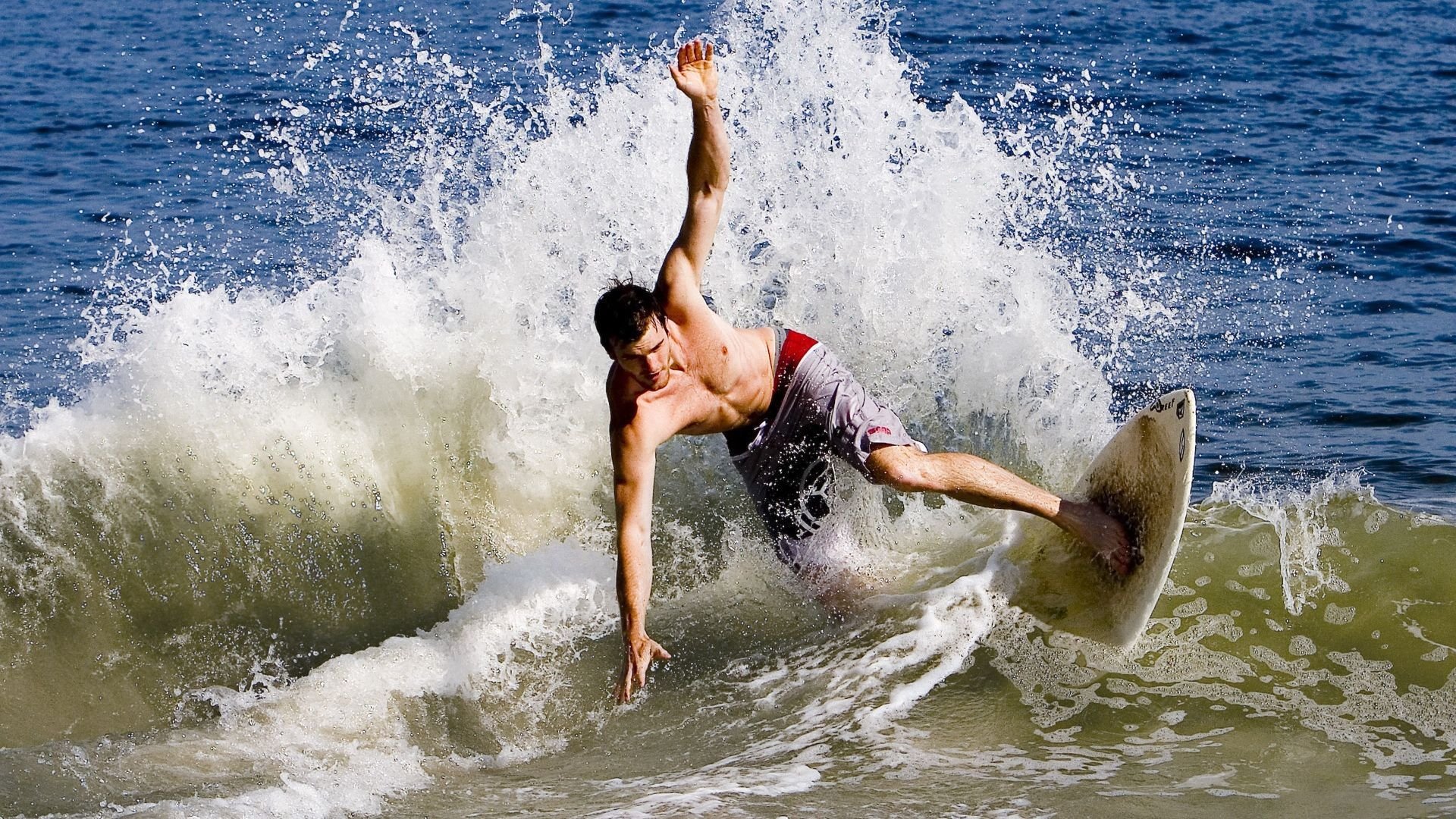 开云体育登录-极速突破，法拉利轻取梅赛德斯，周冠宇刷新纪录书写历史